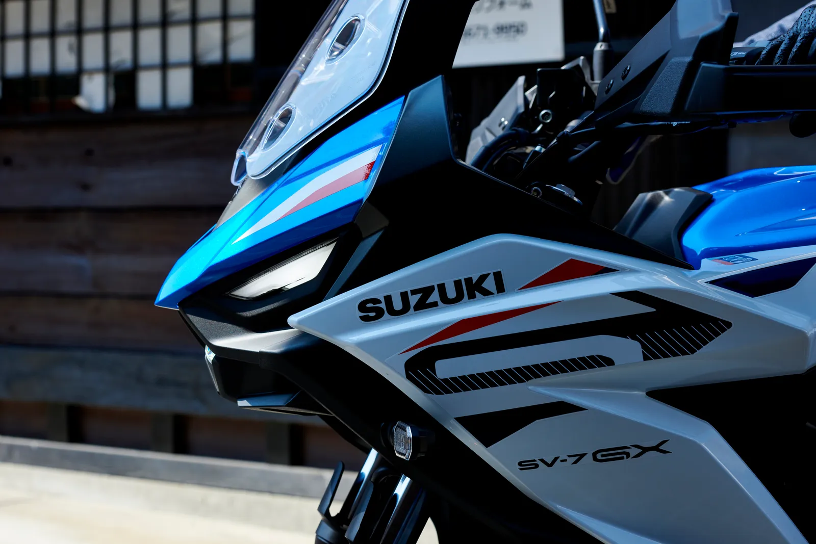 Voorkant van een Suzuki SV-7GX