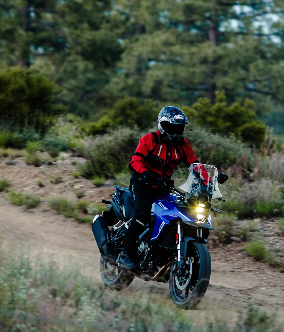 Motorrijder op een Suzuki V-Strom op een onverhard pad