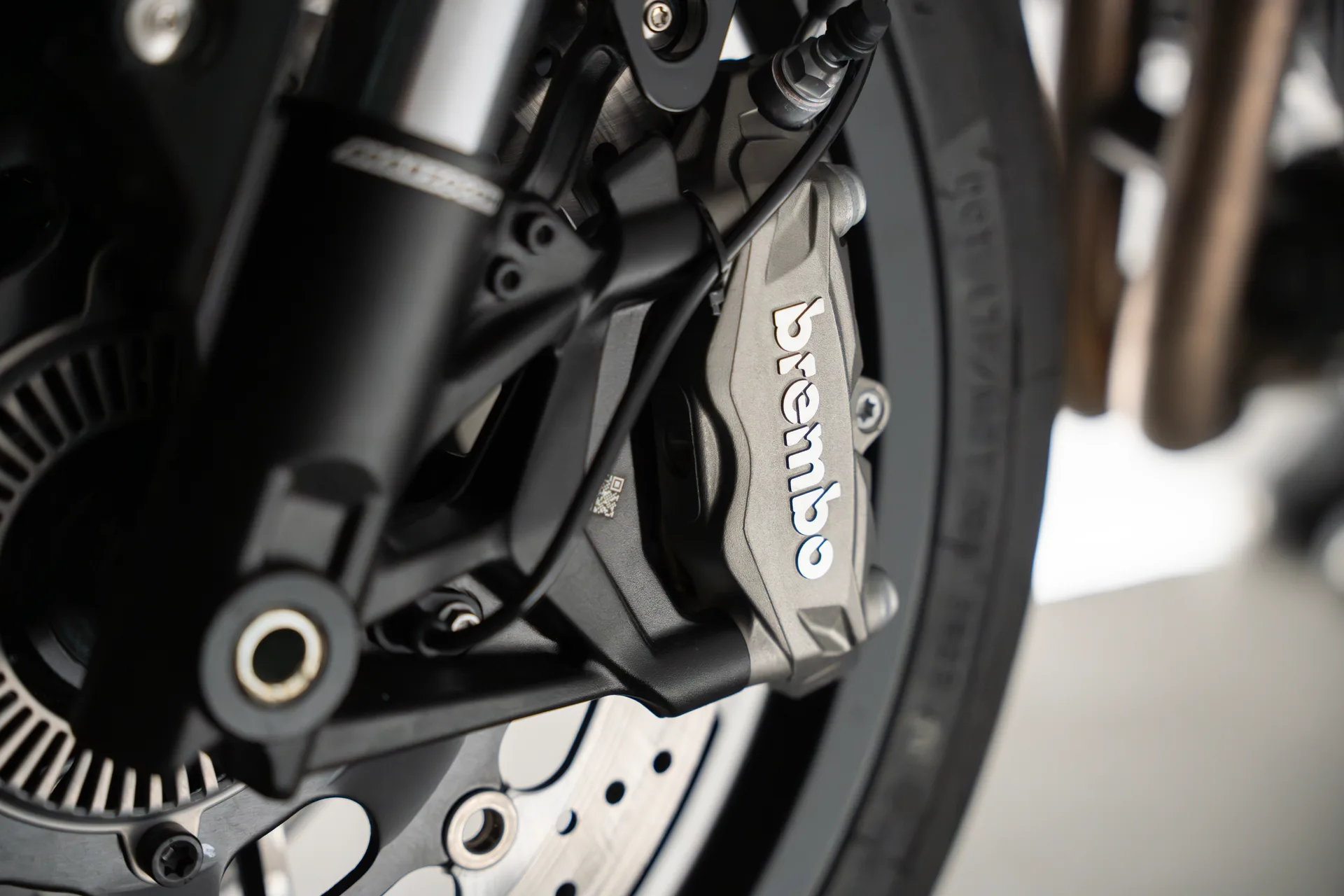 Brembo remklauw close-up op een QJMotor