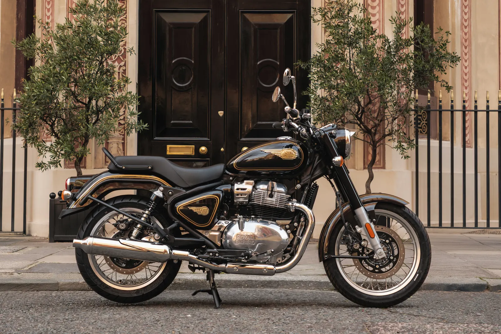 Klassieke Royal Enfield voor een statige voordeur